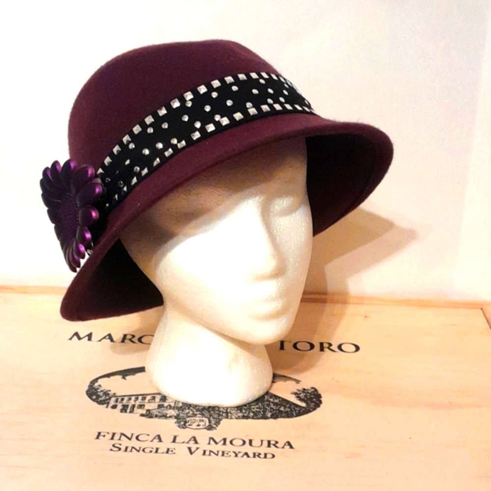 Vtg wool dark deep purple hat, black band silver bead band, purple flower clip